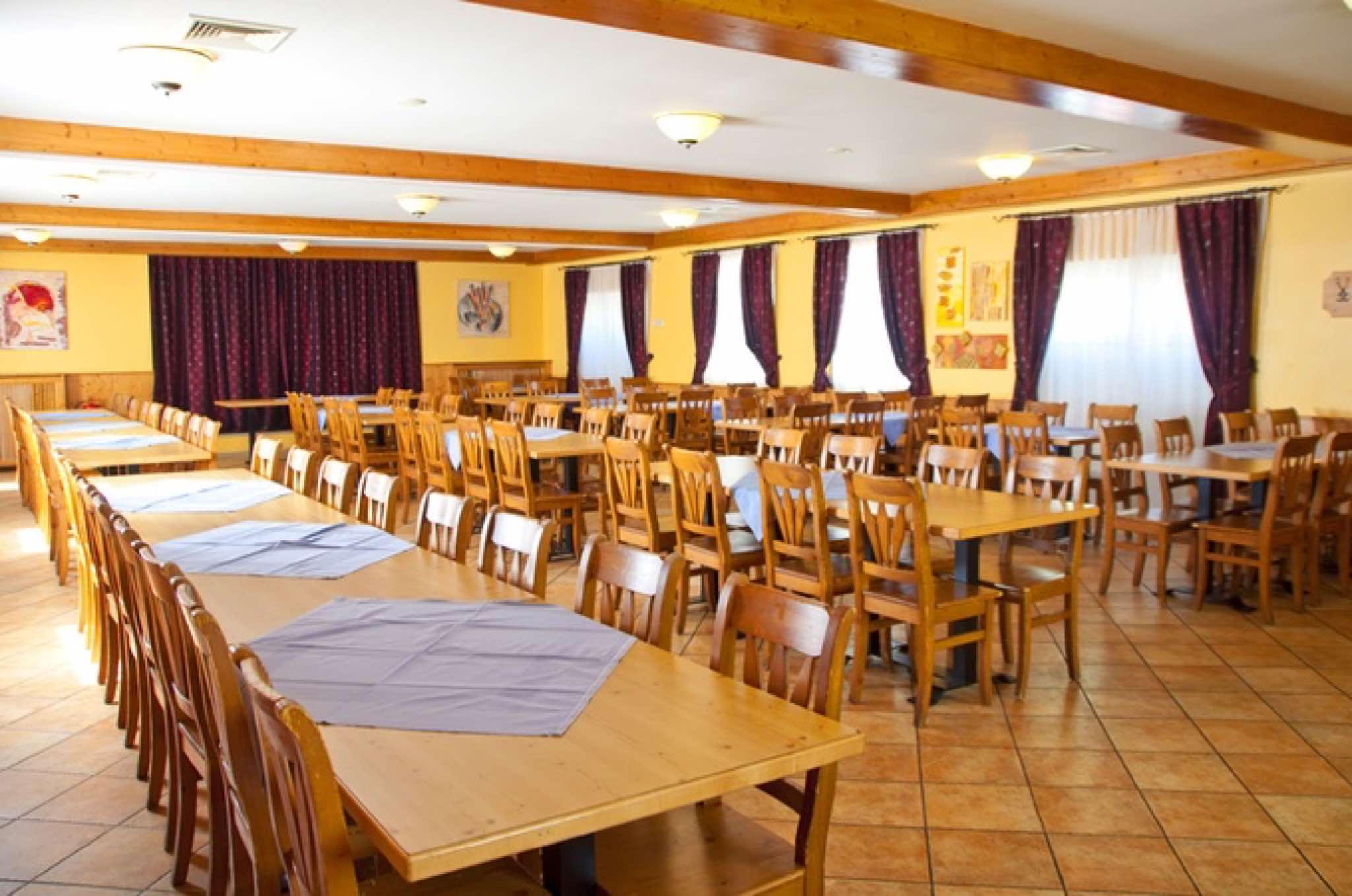 Festsaal des Brigittenauer Stadl, eingedeckt für eine Feier